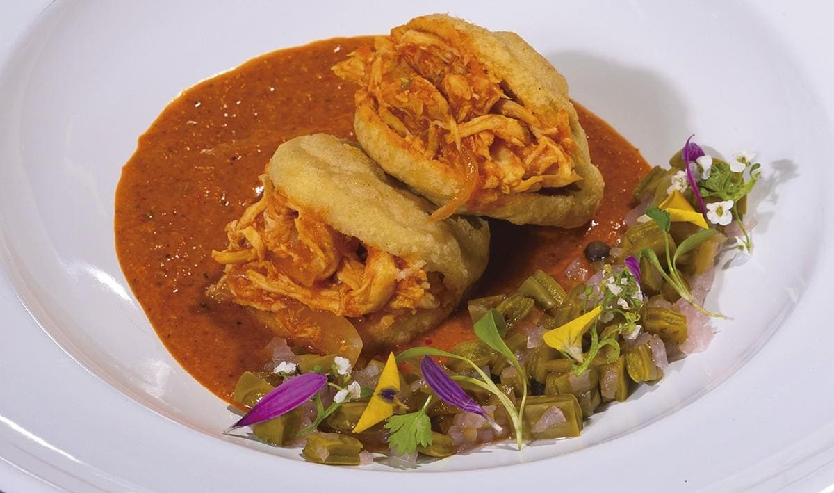 Arepa rellena con tinga de pollo sobre encacachuatado – - Receta