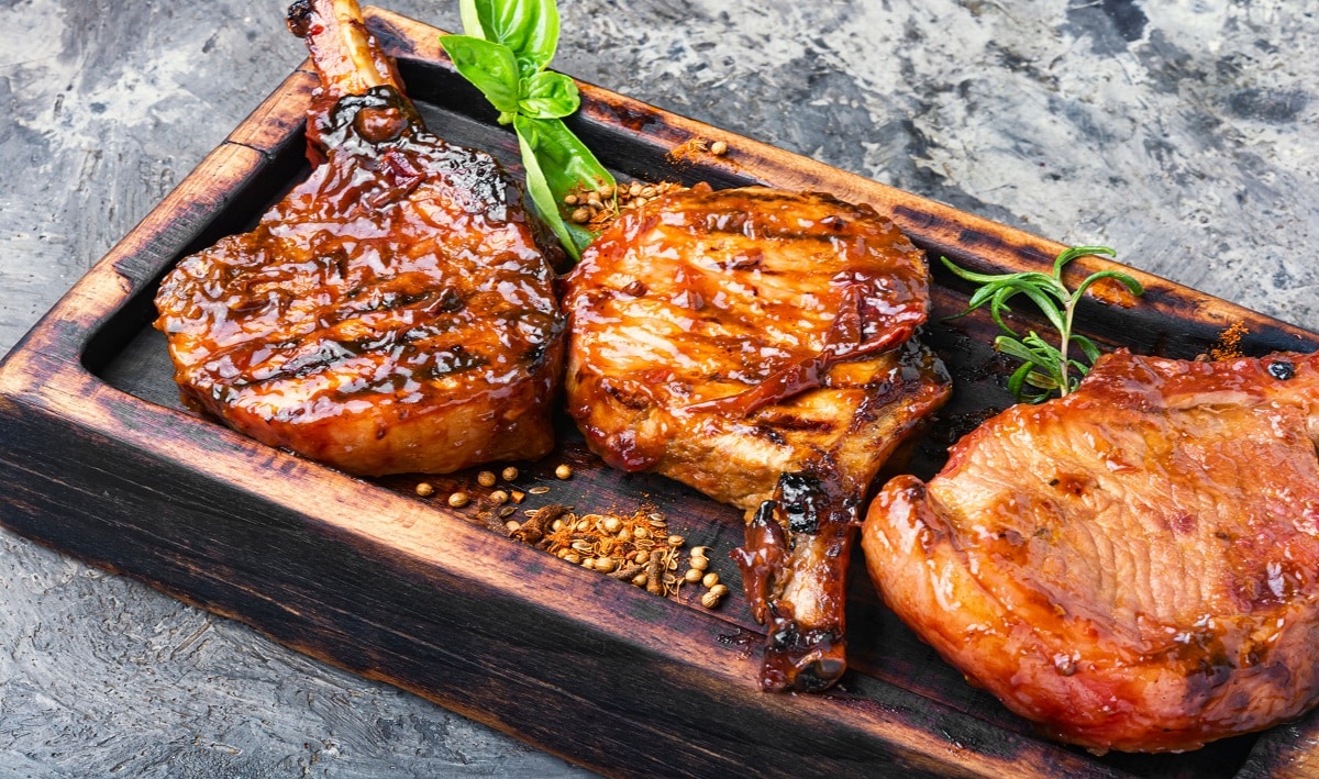 chuletas de cerdo con salsa de tomate y manzana - Receta