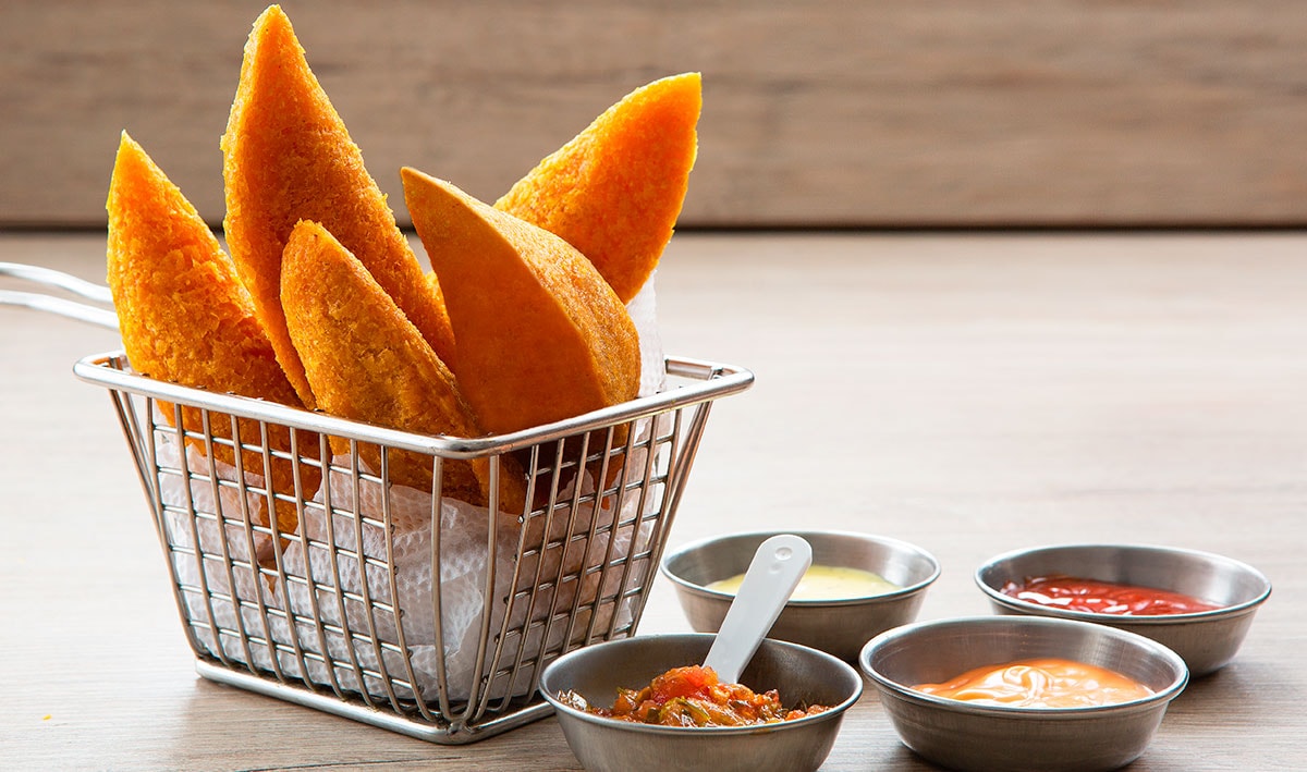 Fritos colombianos con salsa de tomate picante Fritos colombianos con salsa de tomate picante