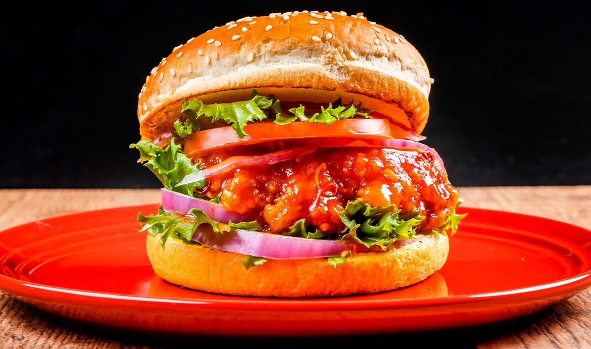 Sánduche de pollo crocante y salsa cevichera Sánduche de pollo crocante y salsa cevichera