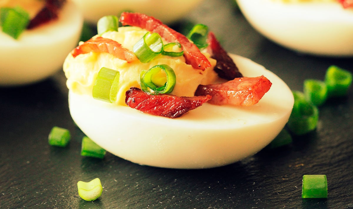 Huevos endiablados con tocineta