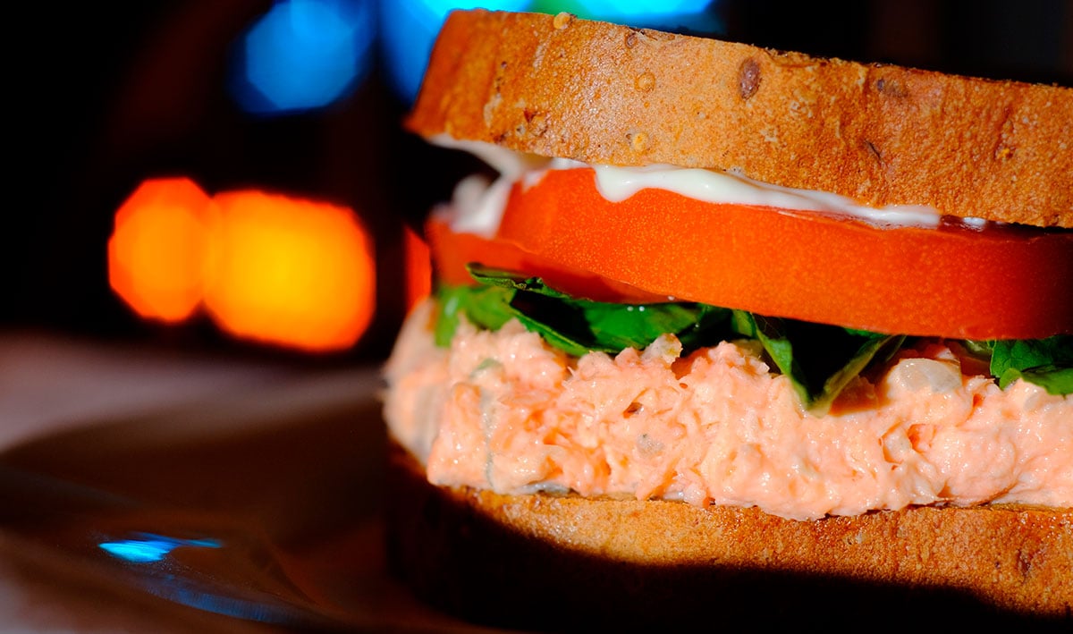 Sánduche de salmón ahumado y mayonesa