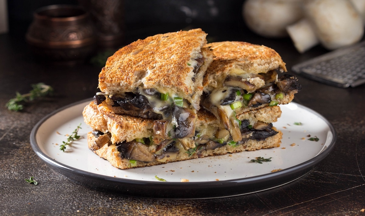 Sánduche de vegetales asados con salsa de tomate, dijon y crema – - Receta