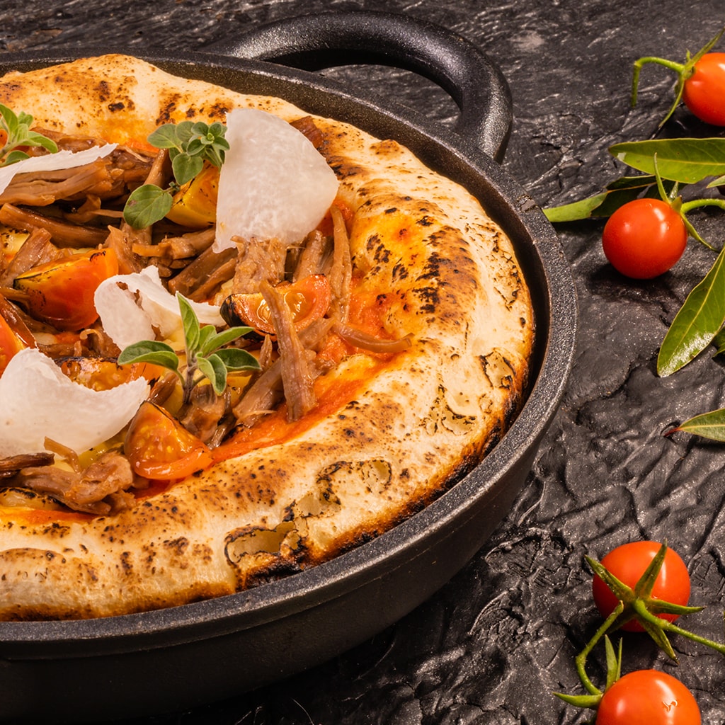 Pizza gruesa al sartén, con salsa de hogao y sobrebarriga asada. Pizza gruesa al sartén, con salsa de hogao y sobrebarriga asada.