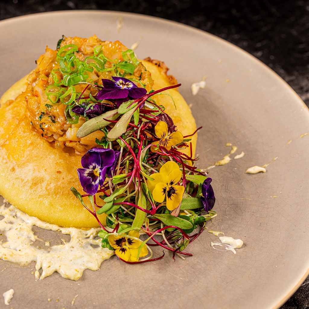 Arepa de huevo con encocado de camarón Arepa de huevo con encocado de camarón