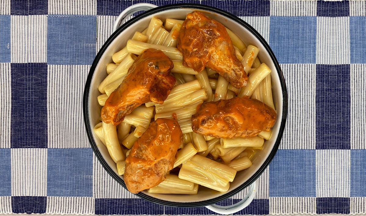 Mac & cheese con alitas búfalo Mac & cheese con alitas búfalo