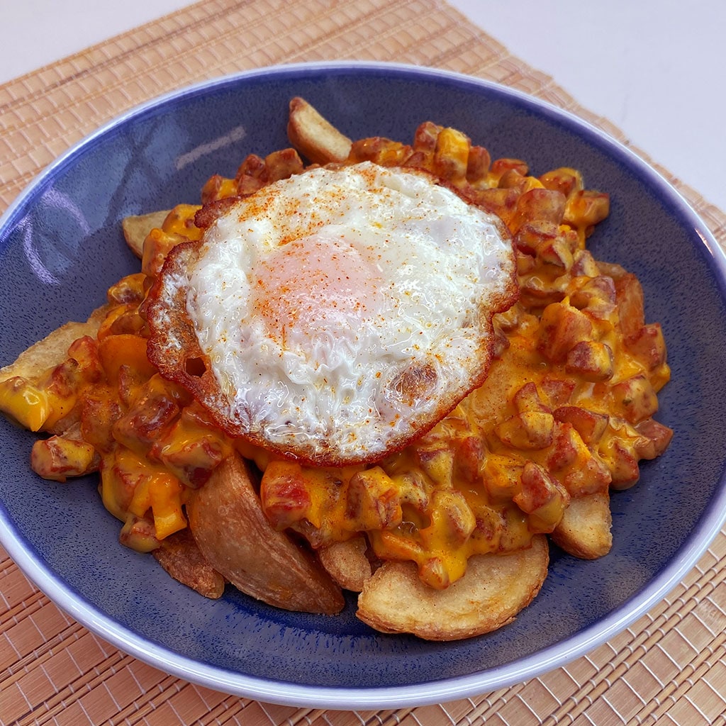 Huevos rotos con chorizo y cheddar – - Receta