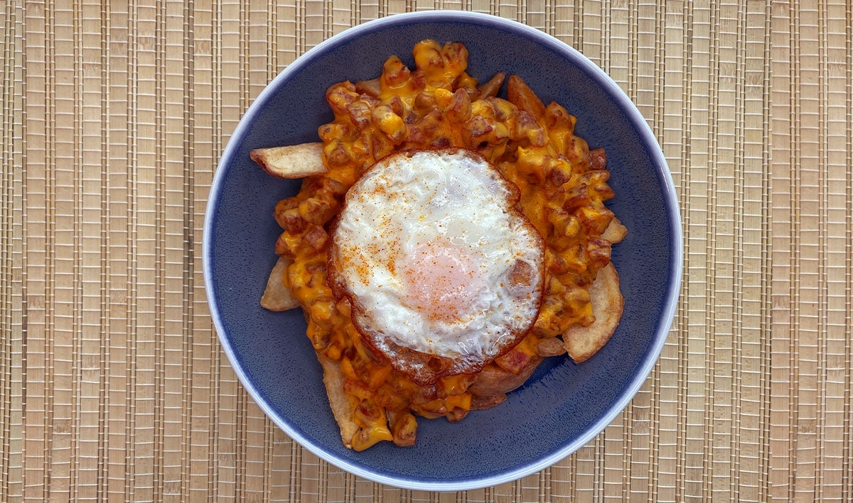 Huevos rotos con chorizo y cheddar Huevos rotos con chorizo y cheddar