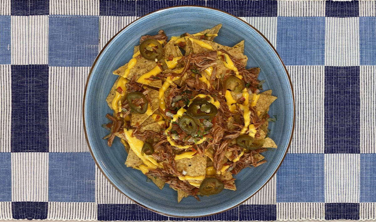 Nachos con cheddar y pulled pork Nachos con cheddar y pulled pork