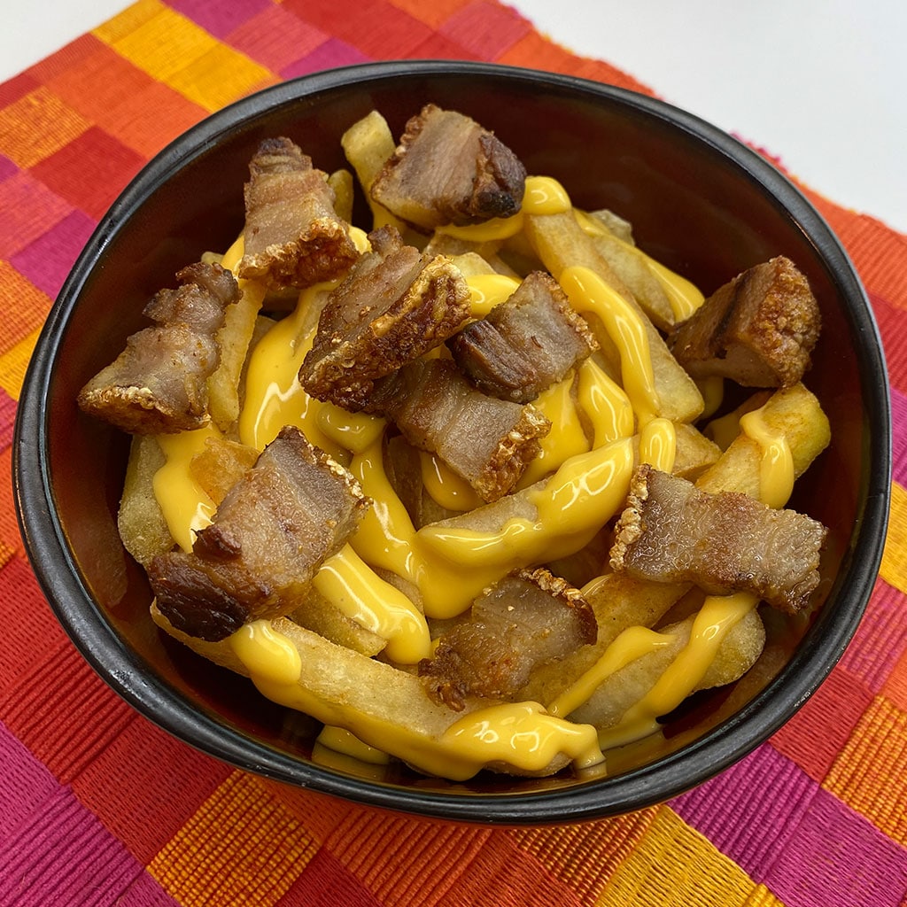 Papas fritas con chicharroncitos, cheddar y chipotle. - Receta