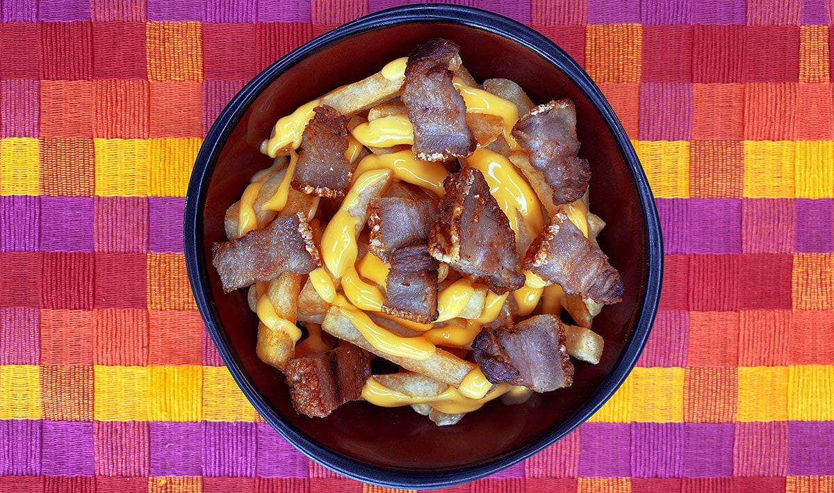 Papas fritas con chicharroncitos, cheddar y chipotle. Papas fritas con chicharroncitos, cheddar y chipotle.