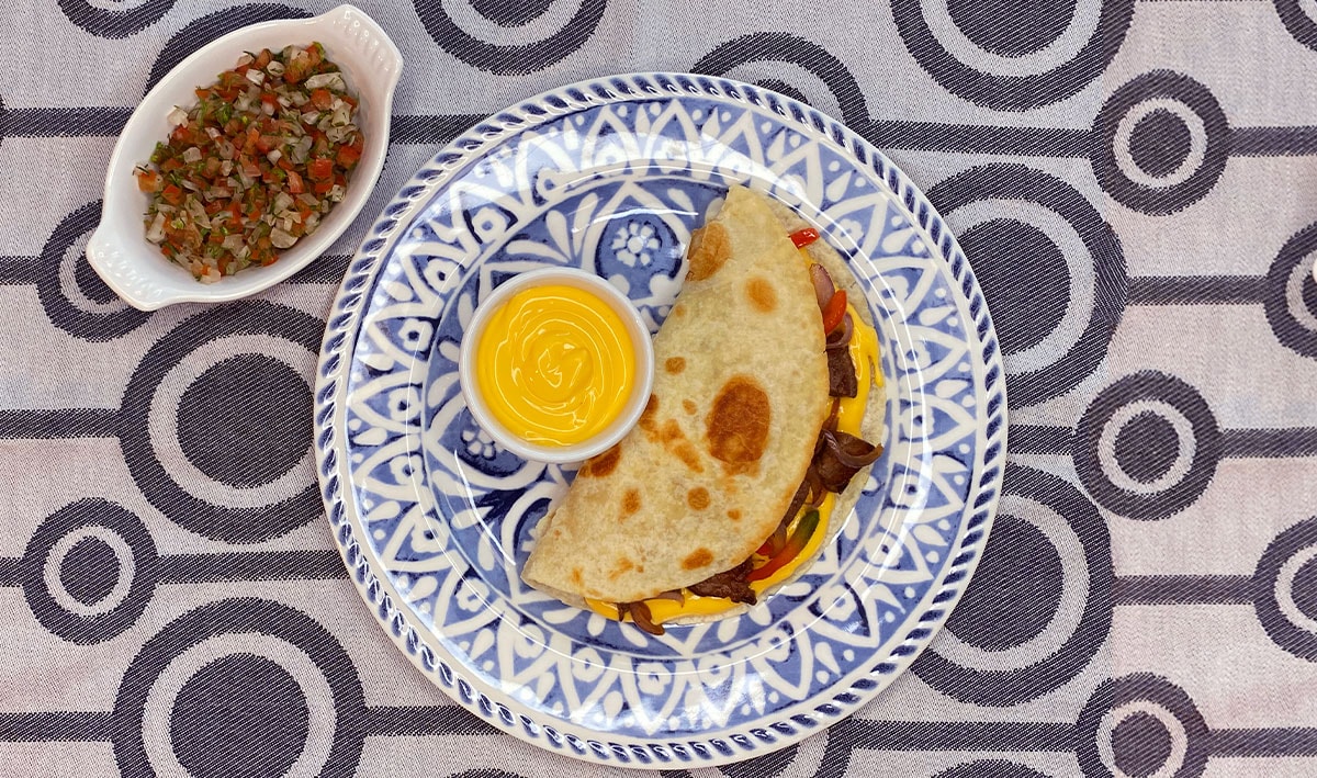 Quesadillas de cheddar y fajitas de res Quesadillas de cheddar y fajitas de res