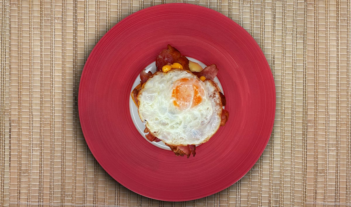 Tostada con huevo, 3 quesos y tocineta Tostada con huevo, 3 quesos y tocineta