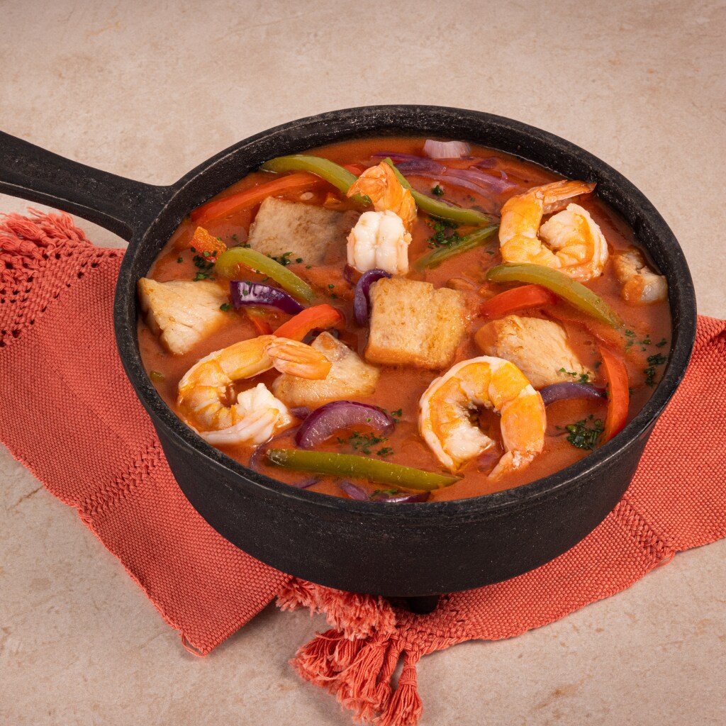 Cacerola de pescado y camarones con salsa caribeña Cacerola de pescado y camarones con salsa caribeña