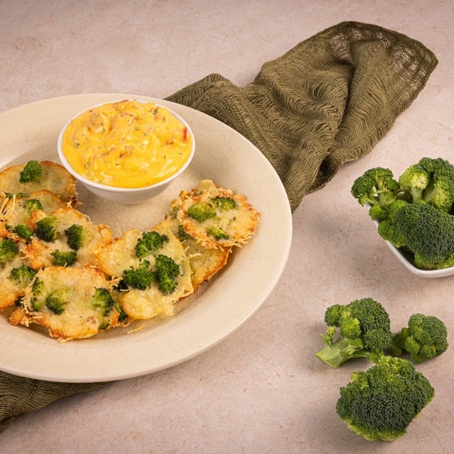 Chips de brócoli y queso con dip de cheddar Chips de brócoli y queso con dip de cheddar