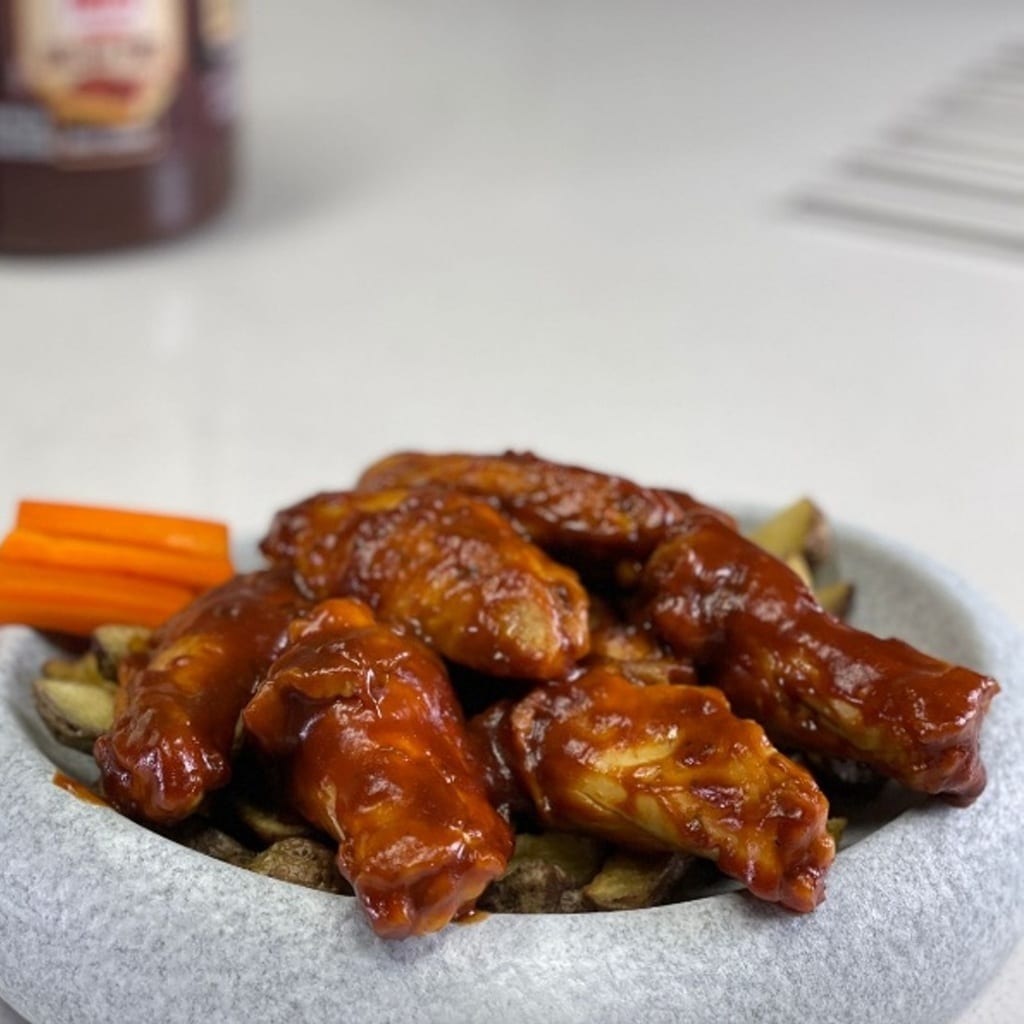 Alitas asadas con salsa bbq