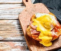 Huevos benedictinos con cheddar Huevos benedictinos con cheddar