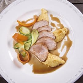 Lomo de Cerdo con Puré de Maíz y Salsa de Manzana Lomo de Cerdo con Puré de Maíz y Salsa de Manzana