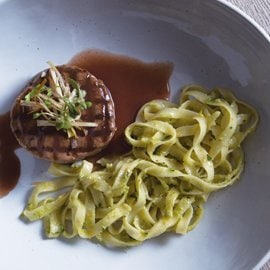 Medallones de Res en Salsa de Vino y Pasta con Pesto de Perejil Medallones de Res en Salsa de Vino y Pasta con Pesto de Perejil