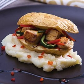 Pollo Oriental con Puré de Papa y Canasta de Verduras Salteadas Pollo Oriental con Puré de Papa y Canasta de Verduras Salteadas
