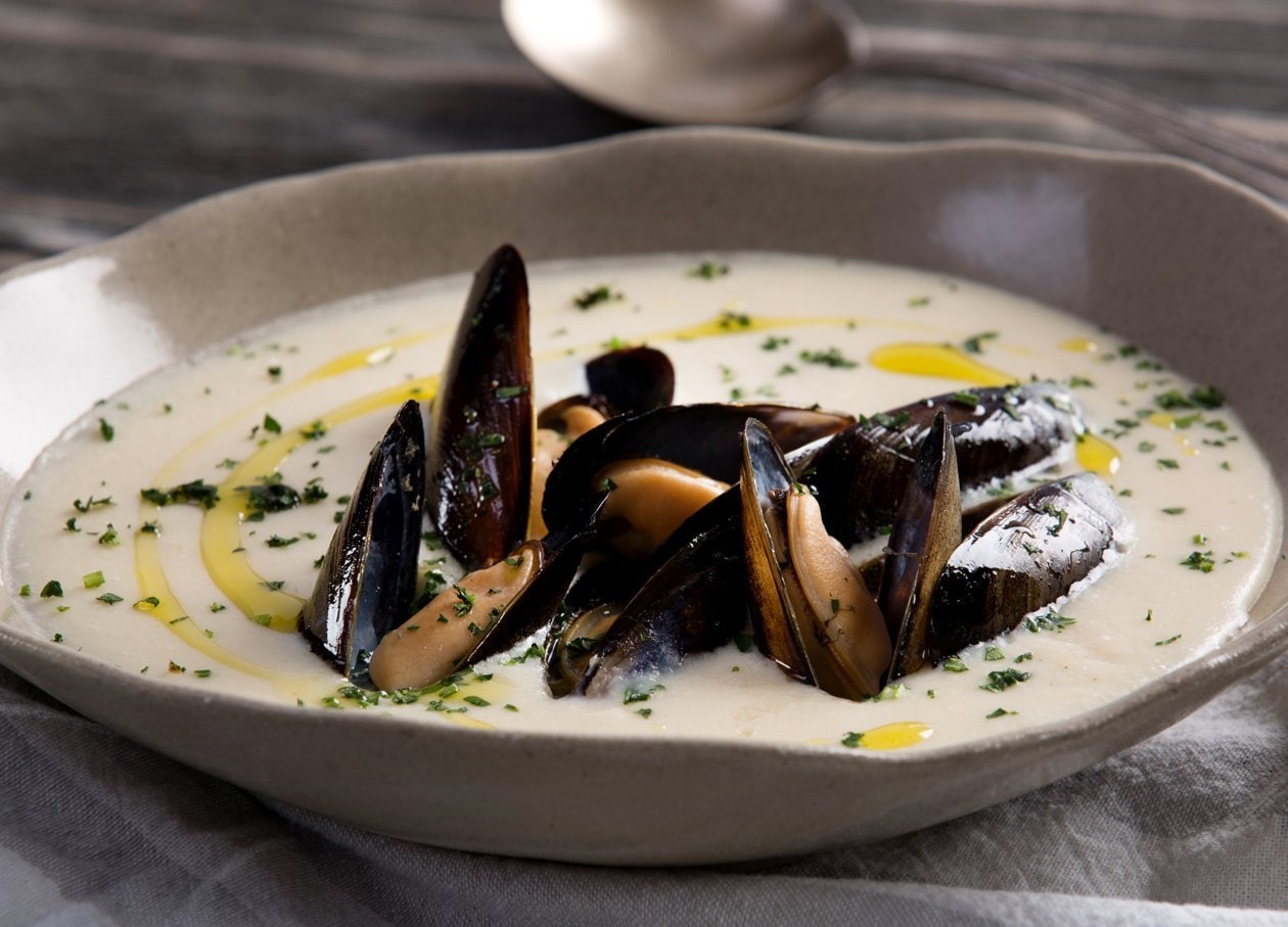 Tersa Crema de Papa y Poro Caramelizados con Mejillones al Vino Blanco – - Receta