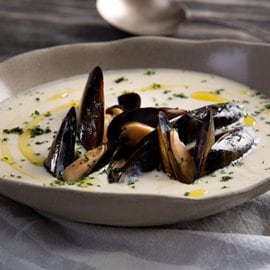 Tersa Crema de Papa y Poro Caramelizados con Mejillones al Vino Blanco Tersa Crema de Papa y Poro Caramelizados con Mejillones al Vino Blanco