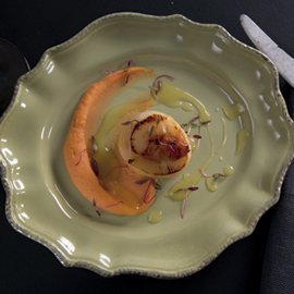 Vieiras Marinadas Con Puré de Pimiento Rojo y Salsa de Naranja Vieiras Marinadas Con Puré de Pimiento Rojo y Salsa de Naranja