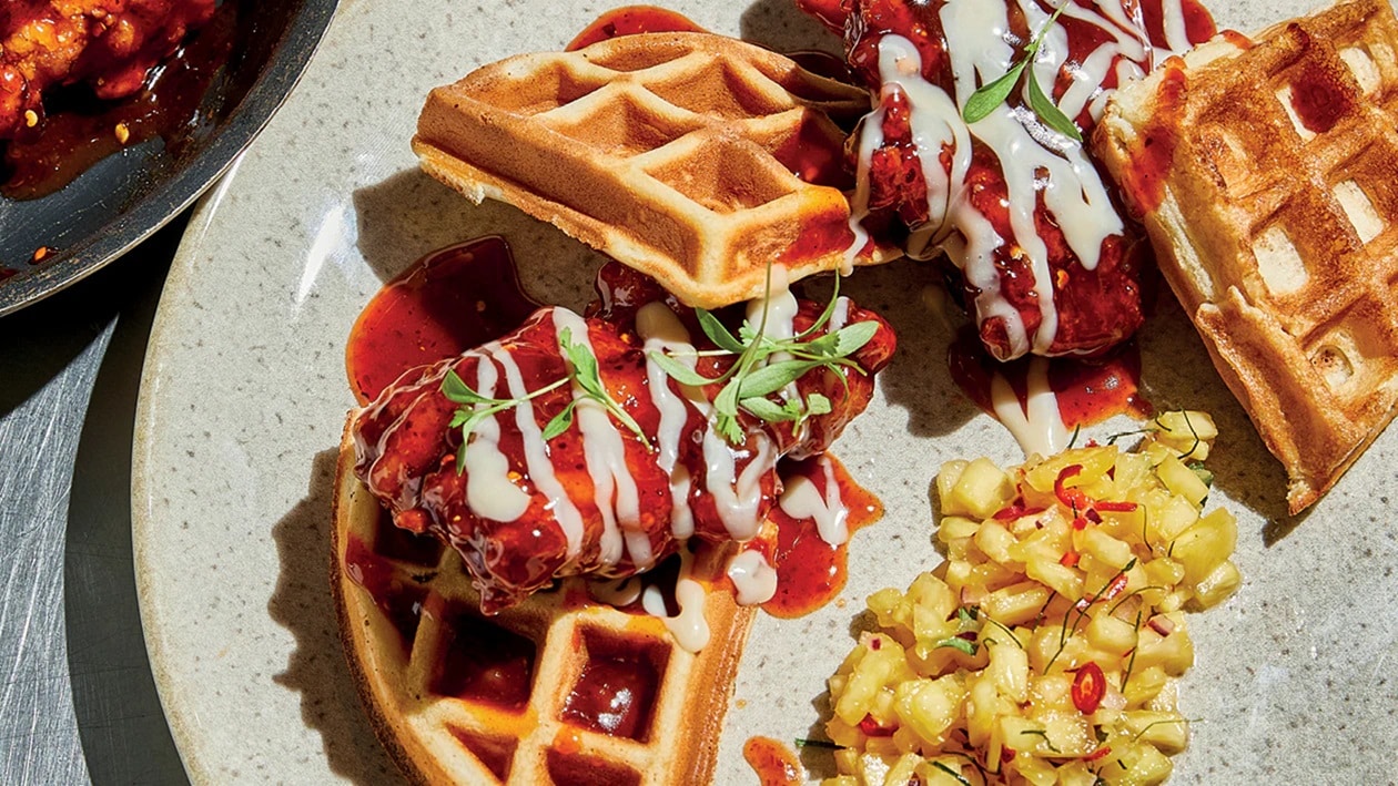 Pollo Frito con Glaseado Asiático Picante y Waffles con Mayonesa de Maple – - Receta