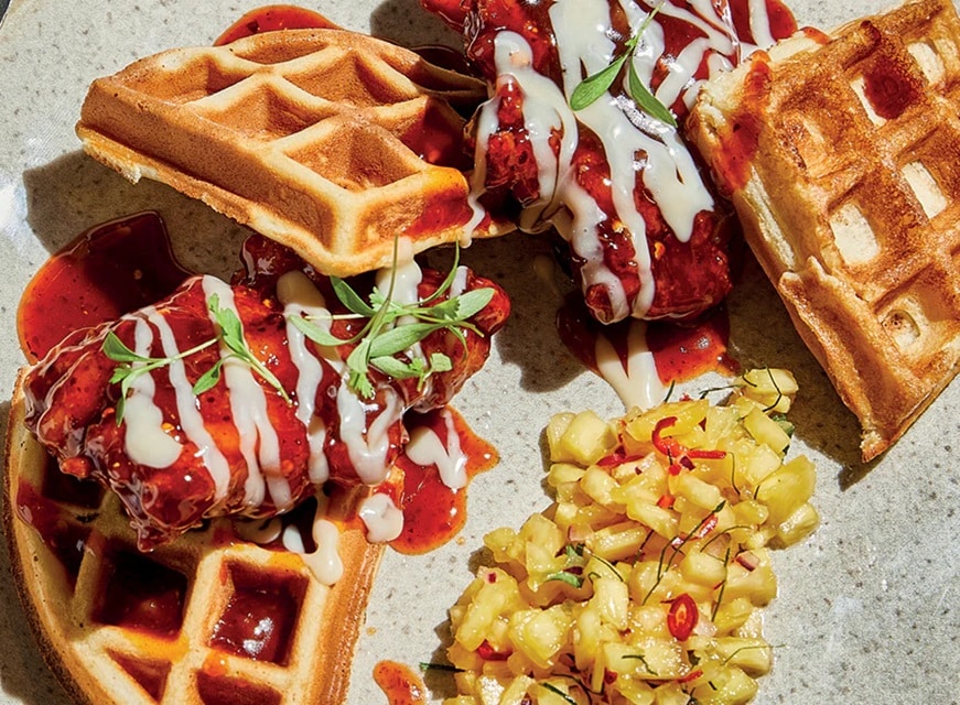Pollo Frito con Glaseado Asiático Picante y Waffles con Mayonesa de Maple Pollo Frito con Glaseado Asiático Picante y Waffles con Mayonesa de Maple