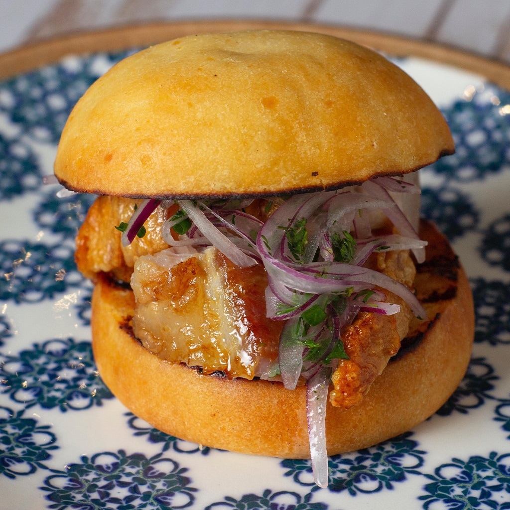 Sanduchito de chicharrón con salsa de Guayaba Sanduchito de chicharrón con salsa de Guayaba