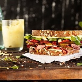 Sándwich de pastrón, rúgula y pepinillos Sándwich de pastrón, rúgula y pepinillos