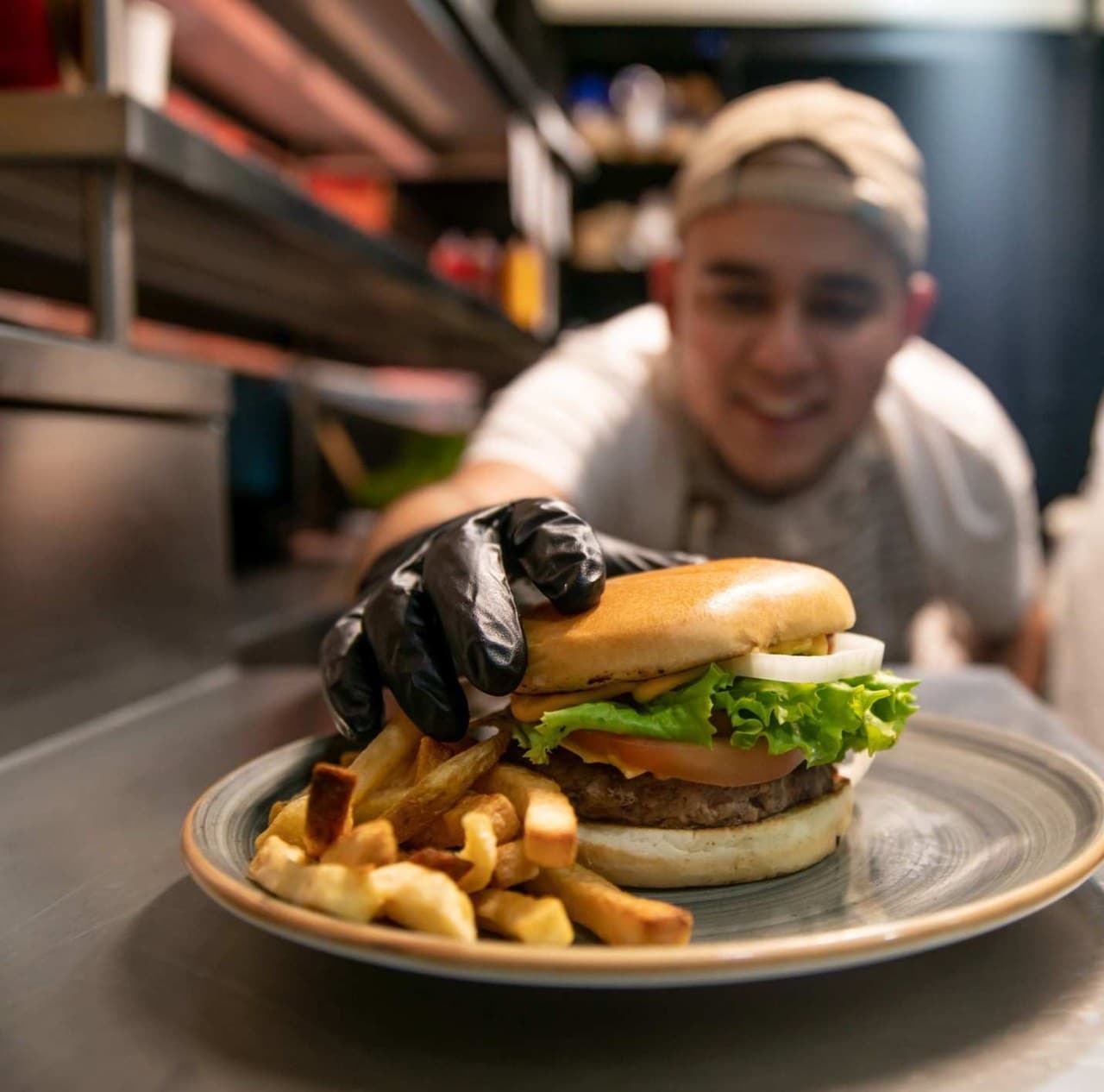 Cómo motivar al personal de un restaurante para reducir la rotación