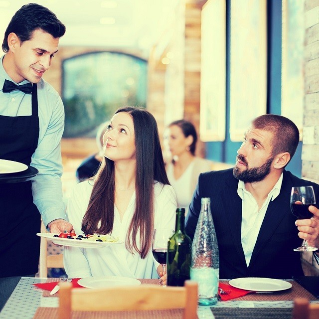 Descubre estas efectivas estrategias para atraer clientes a tu local de comida