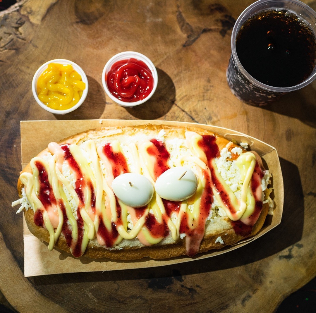 Ofrece los mejores perros calientes colombianos con salsas y guarniciones originales