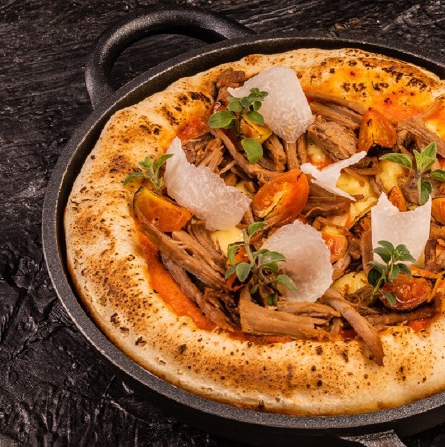 Esta pizza con sobrebarriga asada puede ser la próxima estrella de tu menú