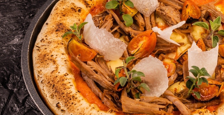 Esta pizza con sobrebarriga asada puede ser la próxima estrella de tu menú