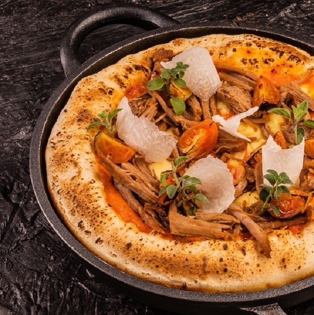Esta pizza con sobrebarriga asada puede ser la próxima estrella de tu menú