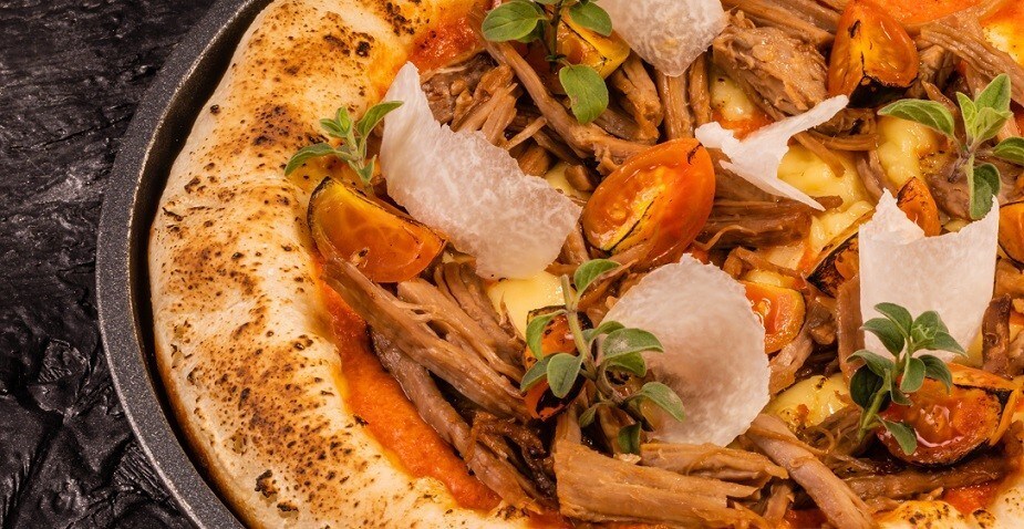 Esta pizza con sobrebarriga asada puede ser la próxima estrella de tu menú