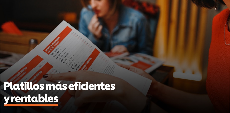 Persona leyendo un menú Persona leyendo un menú