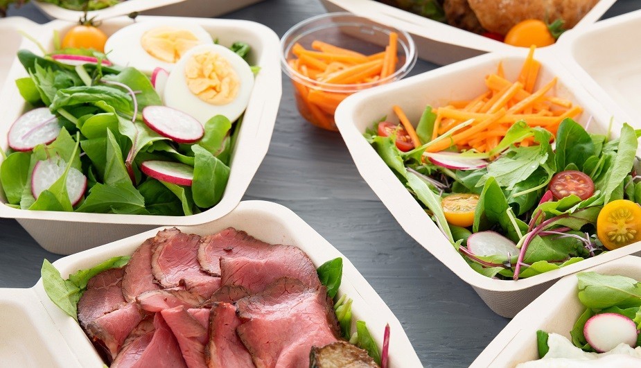 Ofrece al cliente, empacar la comida que no consumió y haz un gesto amable y sostenible, disminuyendo el desperdicio