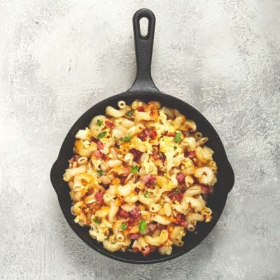 Mac and cheese con chorizo o tocino