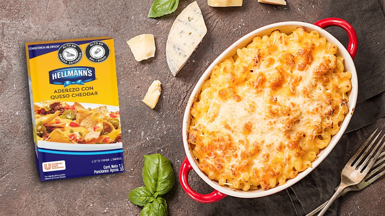 Plato de macarrones con Hellmann’s Aderezo Cheddar.
