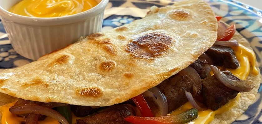 Plato de quesadilla de fajitas de res con queso cheddar