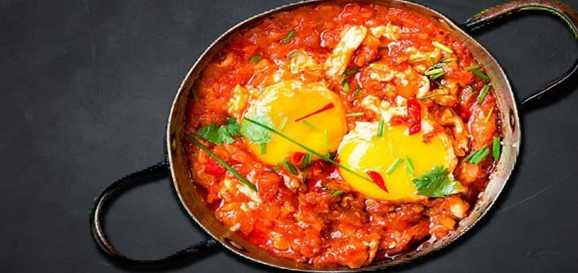 Huevos rancheros con salsa de queso cheddar