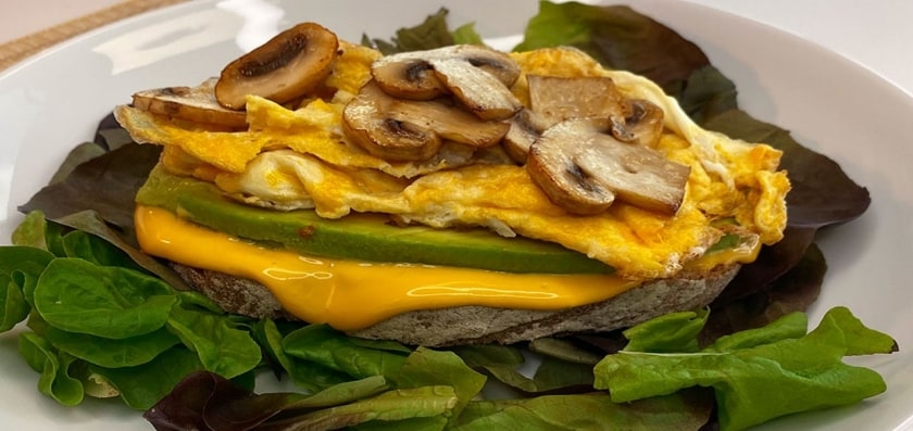Tostada de huevo, cheddar y aguacate 