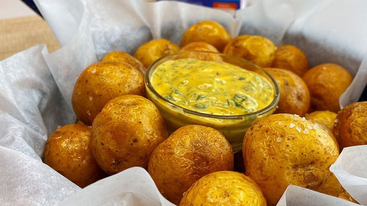 Papas criollas con queso cheddar y cilantro