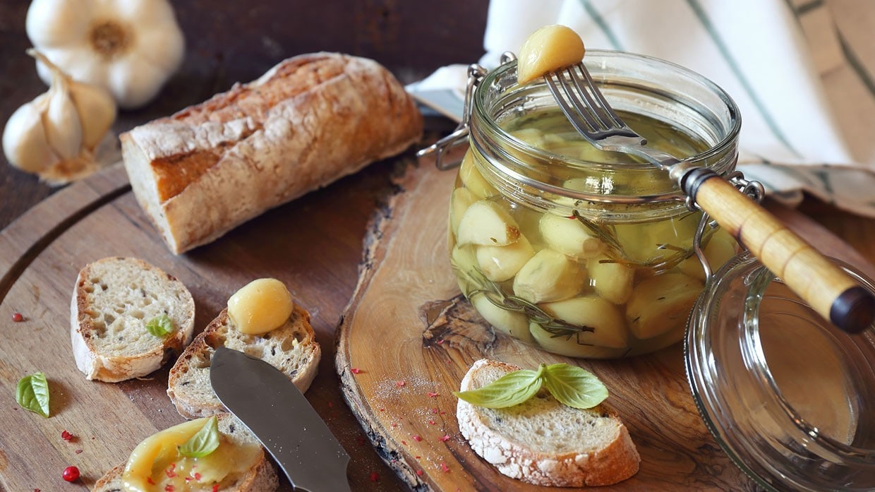 Ajos en conserva y pan