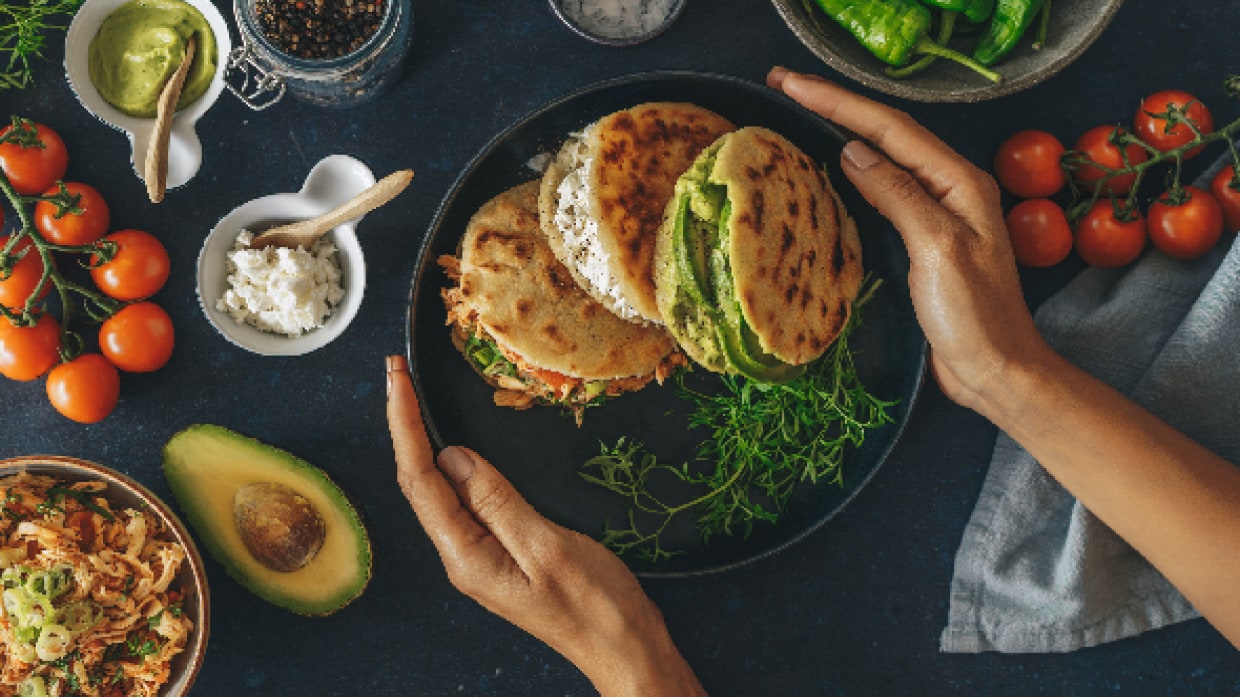 plato tipico colombiano arepa