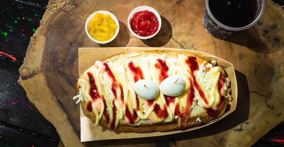 Ofrece los mejores perros calientes colombianos con salsas y guarniciones originales