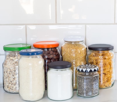 imagen de recipientes de vidrio reutilizables